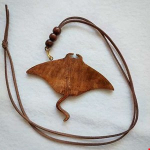 گردن آویز و رومانتویی چوبی طرح سفره ماهی