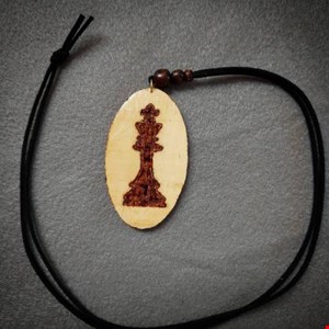 گردن آویز و رومانتویی چوبی سوخت نگاری شده طرح مهره شطرنج
