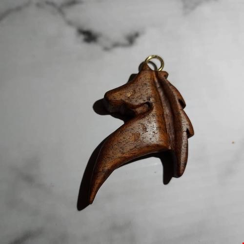 گردن آویز چوبی طرح اسب لوگو